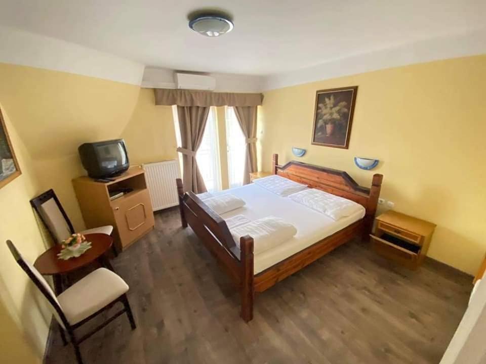 Haus Liberty Hotel Balatonlelle Eksteriør billede